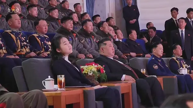 부대 깃발에 목례하고 군인들까지 격려한 김주애