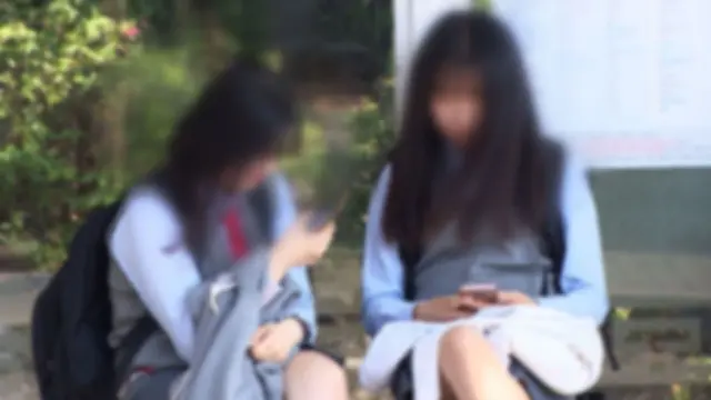 "비속어 내뱉는 유치원생에 화들짝…아예 폰 뺏어야 할까요?"