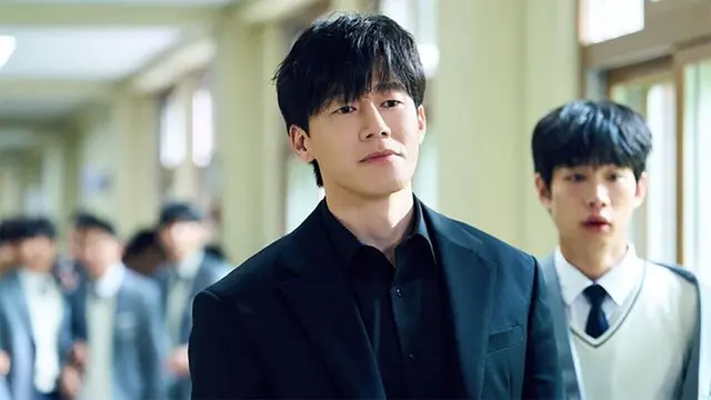 넷플릭스 '참교육'에 전 세계가 열광한 이유…'교권보호국' 판타지 뒤 숨겨진 불편한 진실