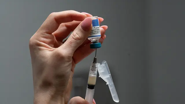 "진짜 자폐증 생기나요?" 불안한 부모들…공중보건 뒤흔드는 '백신 음모론'