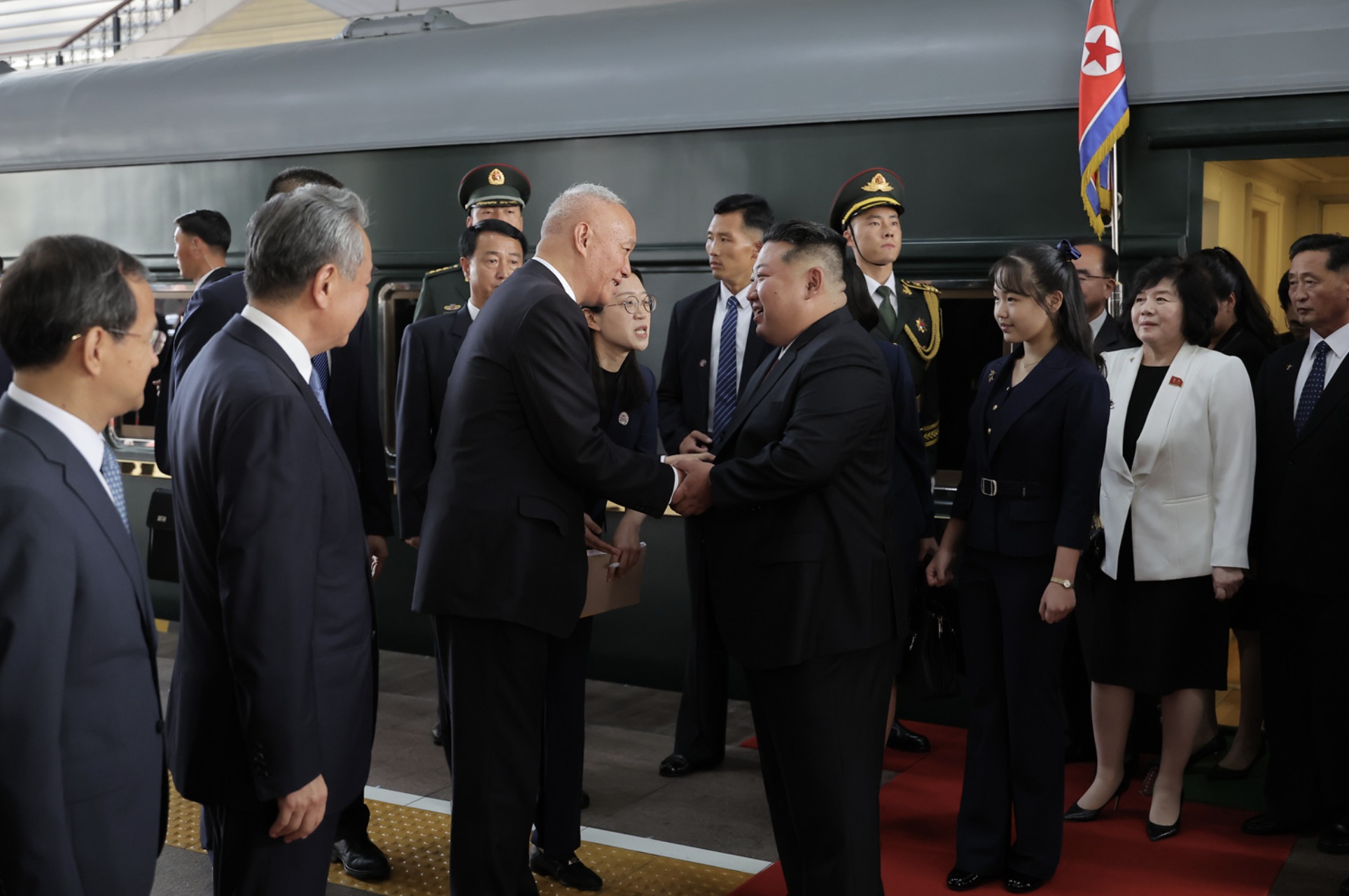 김정은의 중국 방문에 동행한 김주애, 국제무대에서의 어색한 첫 장면