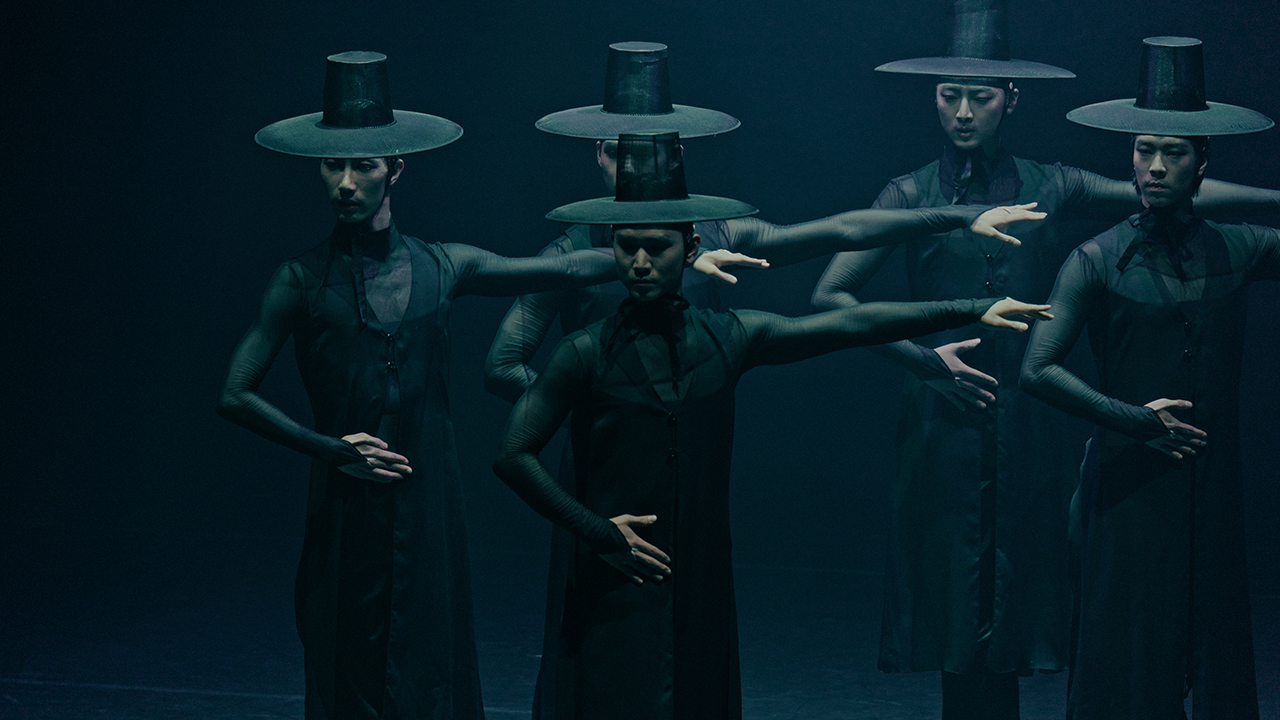 사자보이즈가 무대 위에 나타났다고? 이들의 정체는?