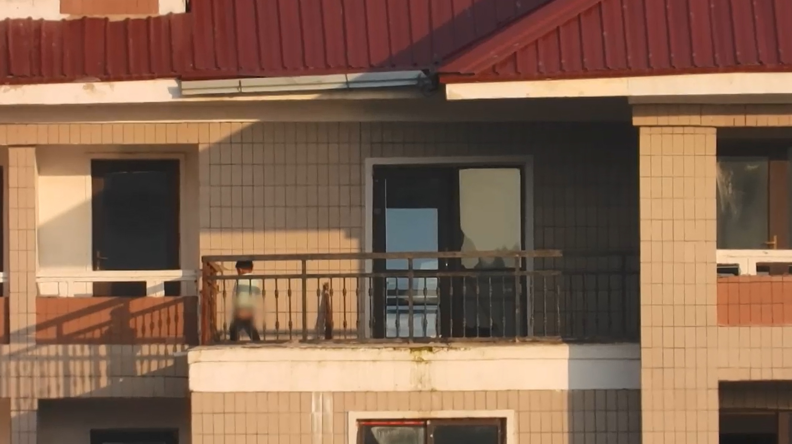 베란다에 용변…멀리서 보기에만 그럴싸한 신의주 주택