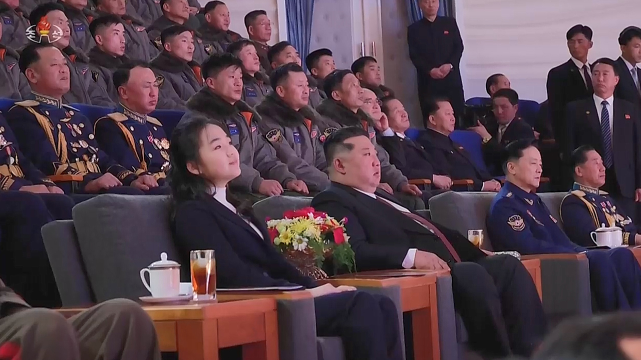 부대 깃발에 목례하고 군인들까지 격려한 김주애