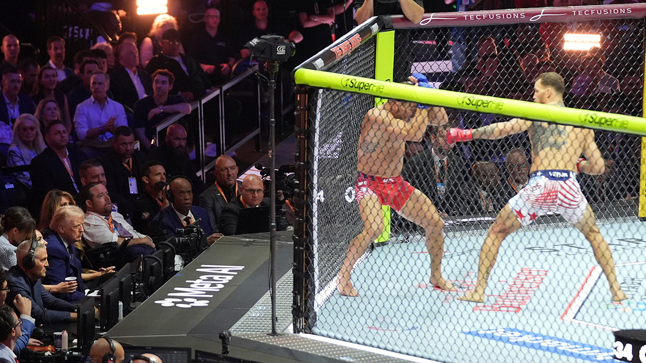 14일 백악관 잔디광장에서 열린 'UFC 프리덤 250'에서 트럼프 대통령이 경기를 지켜보고 있다. (AP)